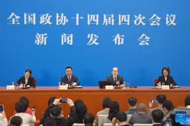 Người phát ngôn kỳ họp Lưu Kiệt Nhất (thứ hai, phải). (Nguồn: Xinhua)
