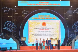 Trao chứng nhận Lễ hội Yến sào Khánh Hòa vào danh mục Di sản Văn hóa Phi Vật thể Quốc gia. (Ảnh: Đặng Tuấn/TTXVN)