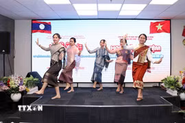 Sinh viên Lào tại Việt Nam biểu diễn tại buổi kỷ niệm Quốc khánh Lào. (Ảnh: Xuân Khu/TTXVN)