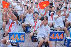 Học sinh dự khai giảng năm học mới. (Ảnh: Minh Quyết/TTXVN)