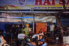 Nhóm người có hành vi chống đối Cảnh sát giao thông làm nhiệm vụ. (Ảnh TTXVN phát)