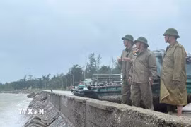Lực lượng Công an đặc khu Bạch Long Vĩ kiểm tra khu vực âu tàu tránh trú bão. (Ảnh: TTXVN phát)
