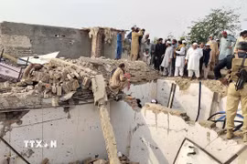 Hiện trường một vụ đánh bom xe nhằm vào chốt kiểm soát tại huyện Bannu, tỉnh Khyber Pakhtunkhwa, Pakistan, ngày 10/5/2026. (Ảnh: THX/TTXVN)