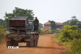Binh sỹ Campuchia được triển khai cùng bệ phóng rocket đa nòng BM-21 Grad tại khu vực biên giới tranh chấp với Thái Lan ở gần đền Ta Moan Thom, ngày 25/7/2025. (Ảnh: Reuters/TTXVN)