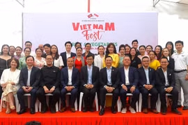 Các đại biểu, khách mời cùng doanh nghiệp tham dự Lễ hội chụp ảnh lưu niệm. (Ảnh: Tất Đạt/TTXVN)