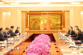 Phó Chủ tịch Quốc hội Trần Quang Phương (trái) hội kiến Ủy viên trưởng Ủy ban Thường vụ Đại hội Đại biểu Nhân dân Toàn quốc Trung Quốc Triệu Lạc Tế. (Ảnh: Công Tuyên/TTXVN)