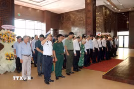 Sáng 20/8, cán bộ, đảng viên và các tầng lớp nhân dân dâng hương, dâng hoa và dành phút mặc niệm tưởng nhớ Chủ tịch Tôn Đức Thắng tại Bảo tàng Tôn Đức Thắng (Thành phố Hồ Chí Minh). (Ảnh: Thanh Vũ/TTXVN)