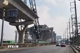 Hiện trường vụ sập cần cẩu tại công trường xây dựng ở tỉnh Samut Sakhon, Thái Lan, ngày 15/1/2026. (Nguồn: THX/TTXVN)