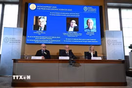 Chân dung ba nhà khoa học (trên màn hình, từ trái sang): Joel Mokyr (Mỹ), Philippe Aghion (Vương quốc Anh) và Peter Howitt (Mỹ) đoạt giải Nobel Kinh tế năm 2025. (Nguồn: The Time of Israel/TTXVN)