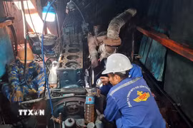 Tổ kỹ thuật của Trung tâm dịch vụ Hậu cần-Kỹ thuật đảo Trường Sa khắc phục sự cố tàu cá. (Nguồn: TTXVN phát)