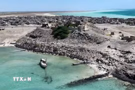 Cảnh tàn phá do xung đột tại khu vực ven biển thuộc huyện Dhubab, tỉnh Taiz, Yemen. (Ảnh: THX/TTXVN phát)