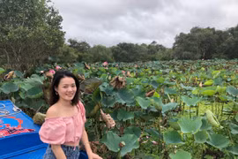 Du khách khám phá rừng tràm Trà Sư. (Nguồn: Vietnam+)