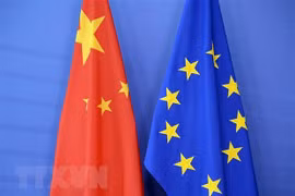 Quốc kỳ Trung Quốc (trái) và cờ Liên minh châu Âu (EU). (Ảnh: AFP/TTXVN)