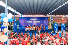 Tại Đà Nẵng, có một mùa trung thu thật đặc biệt đã đến với các em nhỏ trường Mẫu giáo Tiên Lãnh, xã Lãnh Ngọc, mang theo hàng ngàn sản phẩm dinh dưỡng, hàng nghìn bộ dụng cụ học tập, cùng nhiều quà bánh, những khúc ca rộn ràng và vô vàn tình yêu thương từ Vinamilk và Quỹ sữa Vươn cao Việt Nam. (Nguồn: Vietnam+)