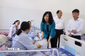 Bộ trưởng Y tế Đào Hồng Lan thăm bệnh nhân đang điều trị tại Trung tâm Y tế Quân Dân y Côn Đảo. (Nguồn: TTXVN phát)