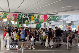 Du khách xếp hàng chờ mua vé tham quan núi Thái Bình ở Hong Kong. (Ảnh: Mạc Luyện/TTXVN)