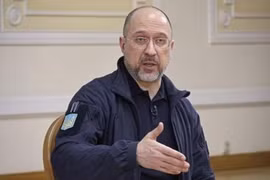 Thủ tướng Ukraine Denys Shmyhal phát biểu họp báo tại Kiev ngày 4/3/2025. (Ảnh: Kyodo/TTXVN)