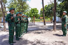 Chỉ huy Đồn Biên phòng Cửa khẩu quốc tế Tân Nam quán triệt nhiệm vụ, duy trì nghiêm chế độ trực sẵn sàng chiến đấu dịp Tết Bính Ngọ 2026, bảo đảm giữ vững an ninh, trật tự khu vực cửa khẩu. (Ảnh: Minh Phú/TTVXN)