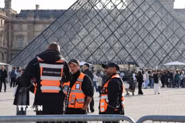 Lực lượng an ninh gác bên ngoài bảo tàng Louvre ở thủ đô Paris, Pháp. (Nguồn: THX/TTXVN)