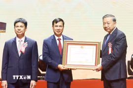 Tổng Bí thư, Chủ tịch nước Tô Lâm trao Huân chương Lao động hạng Nhất tặng Đại học Quốc gia Hà Nội. (Ảnh: Thống Nhất/TTXVN)