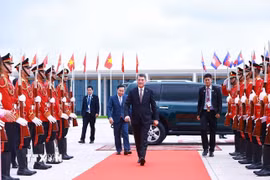 Thủ tướng Lê Minh Hưng rời thủ đô Phnom Penh về nước, kết thúc tốt đẹp chuyến thăm chính thức Vương quốc Campuchia. (Ảnh: Dương Giang/TTXVN)
