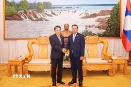 Thượng tướng Vanthong Kongmani, Bộ trưởng Bộ Công an Lào gặp Đại tướng Lương Tam Quang, Bộ trưởng Bộ Công an Việt Nam. (Ảnh: TTXVN phát)