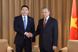 Tổng Bí thư Tô Lâm tiếp Tổng Giám đốc Quỹ đầu tư Quốc gia Kazakhstan Samruk-Kazyna Nurlan Zhakupov. (Ảnh: Thống Nhất/TTXVN)