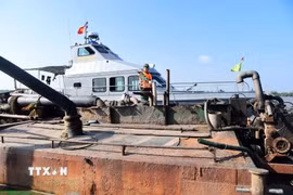 Lực lượng Biên phòng kiểm tra hàng hóa trên các phương tiện. (Ảnh: TTXVN phát)