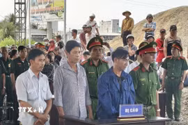 Các bị cáo tại phiên xét xử ngày 12/11/2025. (Ảnh: Tuấn Kiệt/TTXVN)
