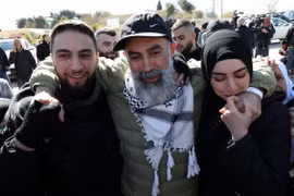 Tù nhân Palestine, được Hamas trả tự do, về tới thành phố Ramallah, Bờ Tây ngày 15/2/2025. (Nguồn: THX/TTXVN)