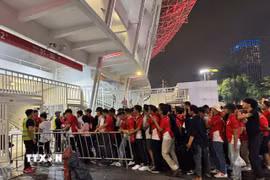 Người hâm mộ xếp hàng vào sân theo dõi trận chung kết giữa Thái Lan và Indonesia. (Ảnh: Đỗ Quyên/TTXVN)