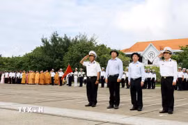Đoàn công tác thực hiện nghi lễ chào cờ trên đảo Trường Sa. (Ảnh: Thái Thuần/TTXVN)