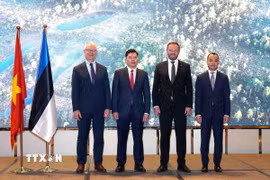 Phó Chủ tịch Ủy ban Nhân dân Thành phố Hồ Chí Minh Hoàng Nguyên Dinh (thứ 2, từ trái sang), Bộ trưởng Ngoại giao Estonia Margus Tsahkn (thứ 2, từ phải sang), Đại sứ Estonia tại Trung Quốc kiêm nhiệm Việt Nam Hannes Hanso (ngoài cùng, bên trái) dự sự kiện. (Ảnh: Trung Tuyến/TTXVN)