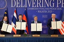 Thủ tướng Malaysia Anwar Ibrahim, Thủ tướng Thái Lan Anutin Charnvirakul, Thủ tướng Campuchia Samdech Thipadei Hun Manet, Tổng thống Mỹ Donald Trump tại lễ ký kết. (Nguồn: Khmer Times)