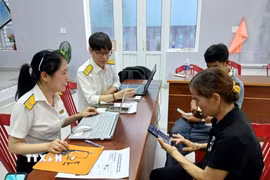 Tổ công nghệ số cộng đồng là nòng cốt của hoạt động chuyển đổi số tại cơ sở là “cánh tay nối dài” của chính quyền trong việc hỗ trợ người dân làm thủ tục hành chính. (Ảnh: Mỹ Hà/TTXVN)