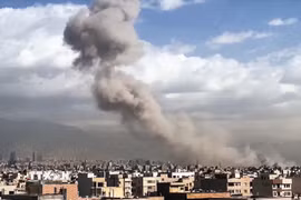 Khói bốc lên sau các vụ không kích của lực lượng Mỹ-Israel nhằm vào các mục tiêu ở Tehran, Iran. (Ảnh: ANI/TTXVN phát)