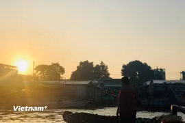 Ánh nắng Mặt Trời phản chiếu trên mặt nước lấp lánh. (Nguồn: Vietnam+)