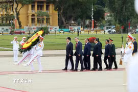 Đoàn đại biểu lãnh đạo, nguyên lãnh đạo Đảng, Nhà nước thành kính tưởng nhớ Chủ tịch Hồ Chí Minh. (Ảnh: Phạm Kiên/TTXVN)