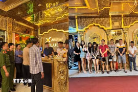 Các đối tượng bị bắt quả tang cùng tang vật vụ án. (Nguồn: TTXVN phát)