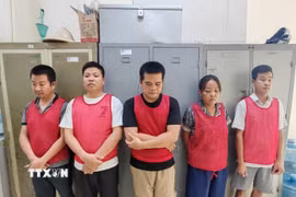 Các đối tượng tại Cơ quan điều tra. (Ảnh: TTXVN phát)