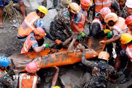 Lực lượng cứu hộ giải cứu một công nhân bị mắc kẹt sau thảm họa lũ quét tại Rasuwa, Nepal, ngày 4/9/2026. (Ảnh: THX/TTXVN phát)