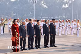 Chủ tịch Quốc hội Trần Thanh Mẫn và các Phó Chủ tịch báo công và vào lăng viếng Chủ tịch Hồ Chí Minh. (Ảnh: Doãn Tấn/TTXVN)
