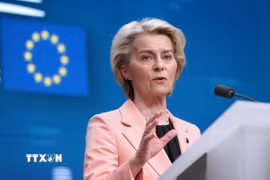 Chủ tịch EC Ursula von der Leyen phát biểu tại cuộc họp báo ở Brussels, Bỉ. (Ảnh: THX/TTXVN phát)