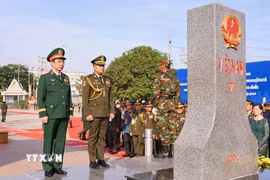 Đại tướng Phan Văn Giang, Bộ trưởng Bộ Quốc phòng và Đại tướng Tea Seiha, Phó Thủ tướng Chính phủ, Bộ trưởng Bộ Quốc phòng Vương quốc Campuchia chào cột mốc biên giới 171 Cửa khẩu quốc tế Ba Vet (Campuchia). (Ảnh: Minh Phú/TTXVN)