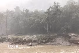 Hiện trường vụ lở đất gần cửa khẩu Cát Long, Khu tự trị Tây Tạng, Trung Quốc ngày 26/8/2026. (Ảnh: THX/TTXVN phát)