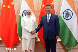 Thủ tướng Ấn Độ Narendra Modi (trái) và Chủ tịch Trung Quốc Tập Cận Bình tại cuộc gặp ở Thiên Tân, Trung Quốc ngày 31/8/2025. (Nguồn: ANI/TTXVN)