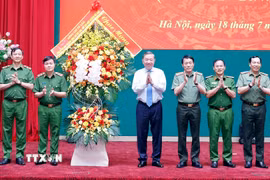 Tổng Bí thư, Chủ tịch nước Tô Lâm tặng hoa chúc mừng lực lượng Cảnh sát nhân dân. (Ảnh: Thống Nhất/TTXVN)