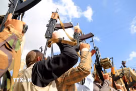 Các tay súng Houthi tại Sanaa, Yemen. (Nguồn: THX/TTXVN)
