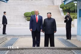 Tổng thống Mỹ Donald Trump (trái, phía trước) và Nhà lãnh đạo Triều Tiên Kim Jong Un (phải, phía trước). (Ảnh: EPA/TTXVN)