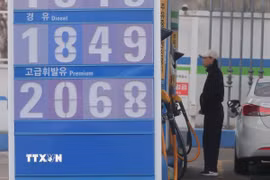Giá xăng dầu được niêm yết tại trạm xăng ở Seoul, Hàn Quốc. (Ảnh: Yonhap/TTXVN)